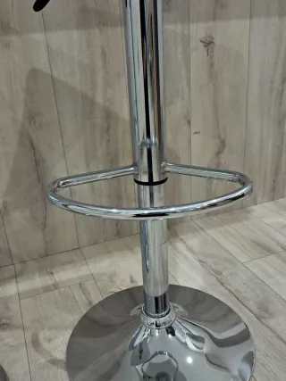 Taburetes altos blancos y plateados