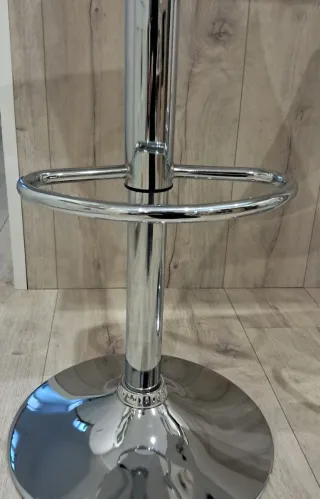 Taburetes altos blancos y plateados