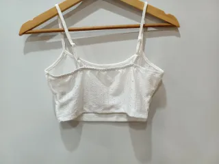 Top blanco de tirantes con encaje