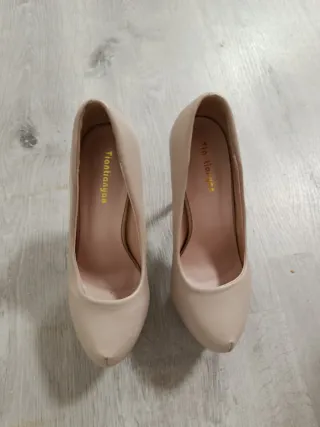 Zapatos de tacón beige talla 35