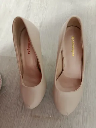 Zapatos de tacón beige talla 35