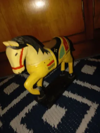 Caballo de madera decorativo