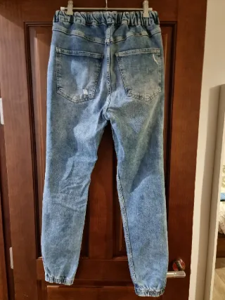 Pantalón vaquero chico desgarrado