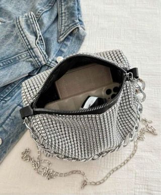 Bolso de fiesta plateado con cadena