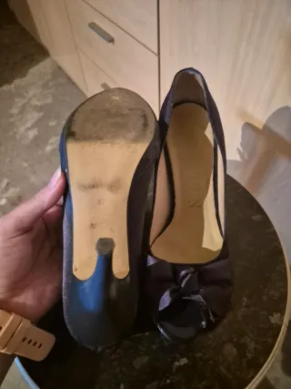 Zapatos de tacón azul con lazo