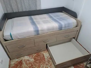 Cama con colchón y cajones