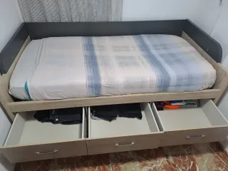 Cama con colchón y cajones