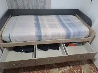 Cama con colchón y cajones