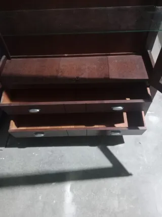 Vitrina de madera y cristal