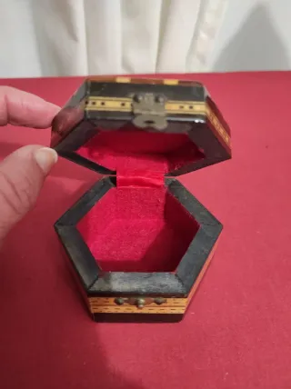 Joyero hexagonal de madera