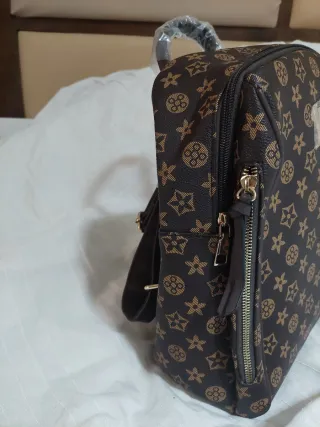 Mochila marrón con estampado