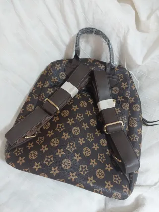 Mochila marrón con estampado