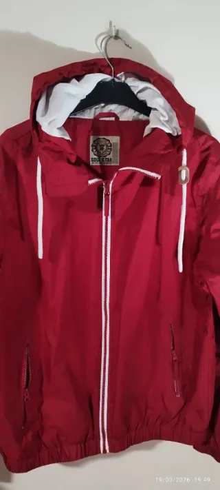 Chaqueta Cortavientos con Capucha Roja
