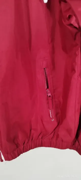 Chaqueta Cortavientos con Capucha Roja