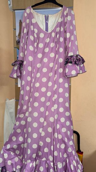 Traje de flamenca lunares morado y blanco