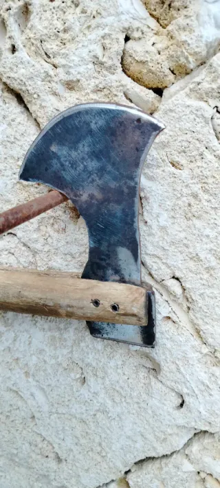 Ascia antica con manico in legno