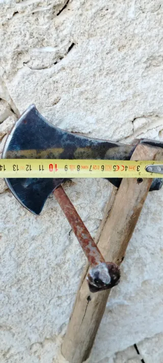 Ascia antica con manico in legno