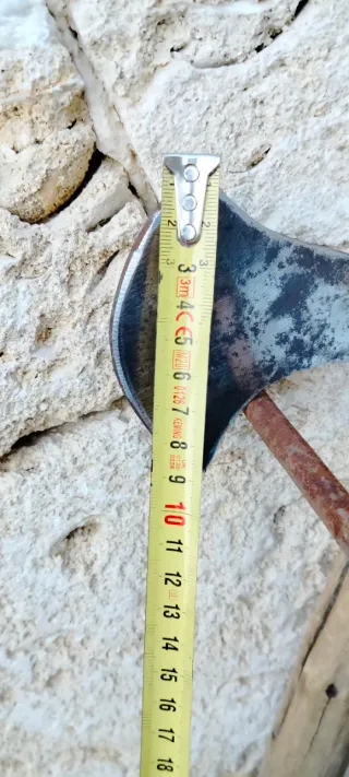 Ascia antica con manico in legno