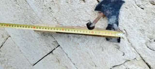 Ascia antica con manico in legno