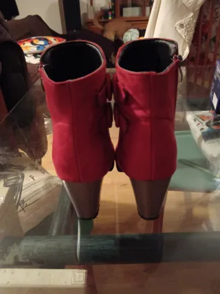 Botines rojos de ante