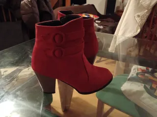 Botines rojos de ante