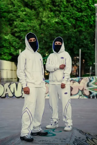 Conjunto blanco de moda emergente