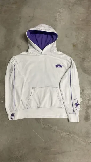 Conjunto blanco de moda emergente