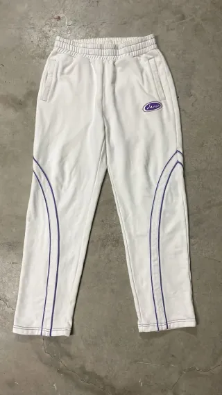 Conjunto blanco de moda emergente