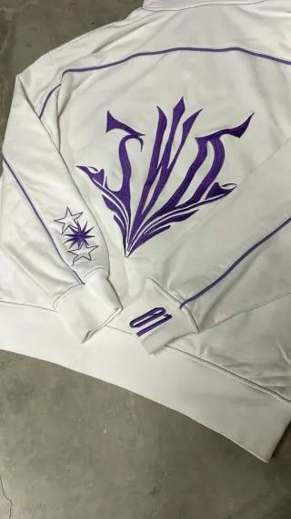 Conjunto blanco de moda emergente