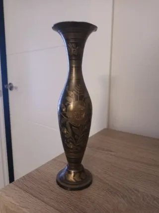Jarrón de bronce con diseño floral