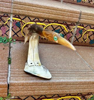 Pájaro decorativo de cuerno