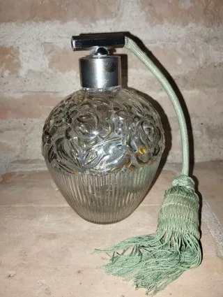 Antiguo perfumero con borla