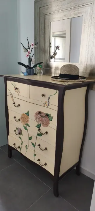 Cómoda vintage pintada a mano