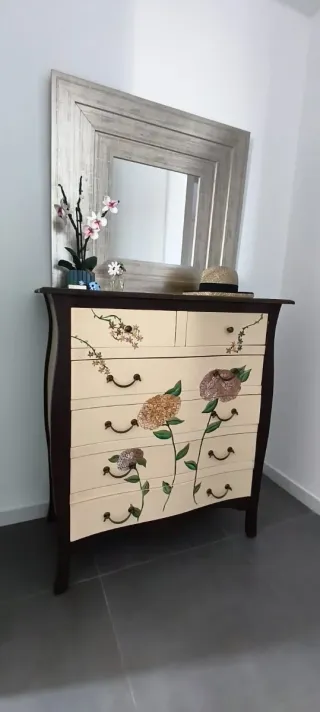Cómoda vintage pintada a mano