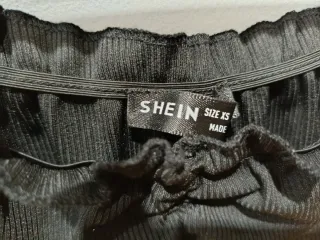 Top negro con volantes