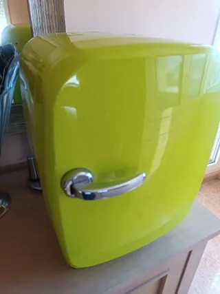 Nevera pequeña para medicinas o maquillaje