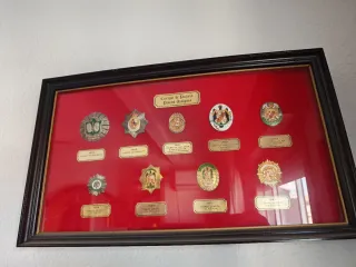 Marco con Placas y Escudos de Policía