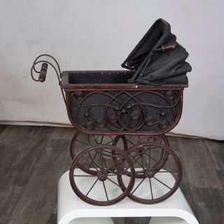 Cochecito de niño antiguo siglo XIX.