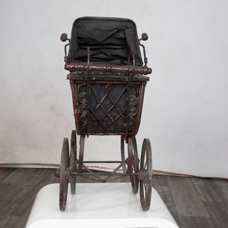 Cochecito de niño antiguo siglo XIX.