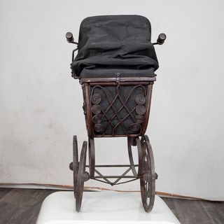 Cochecito de niño antiguo siglo XIX.