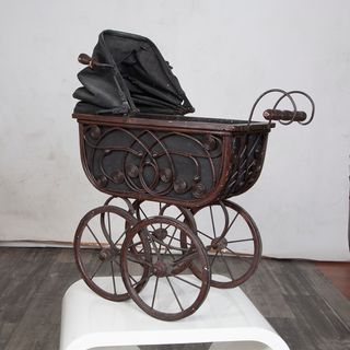 Cochecito de niño antiguo siglo XIX.