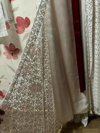 Vestido de Novia Blanco con Detalles Rojos