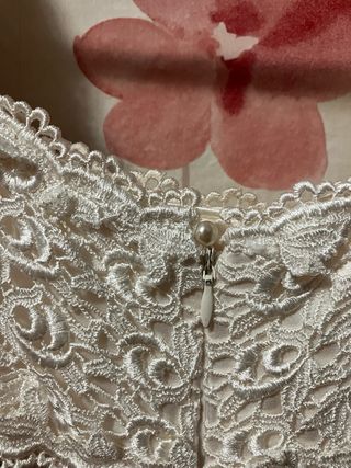 Vestido de Novia Blanco con Detalles Rojos