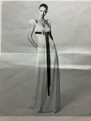 Vestido de Novia Blanco con Detalles Rojos