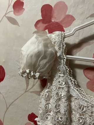 Vestido de Novia Blanco con Detalles Rojos