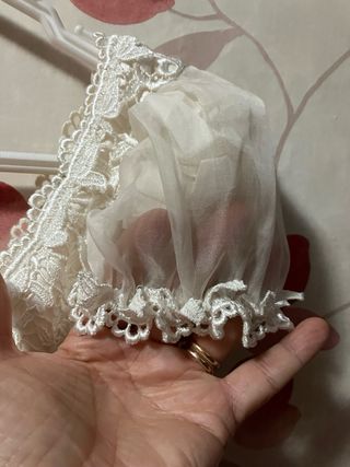 Vestido de Novia Blanco con Detalles Rojos