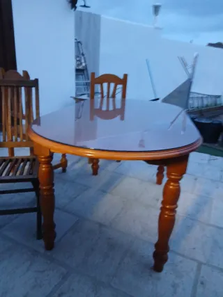 Mesa de comedor de madera con dos sillas