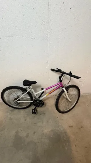 Bicicleta MNTOR blanca y morada