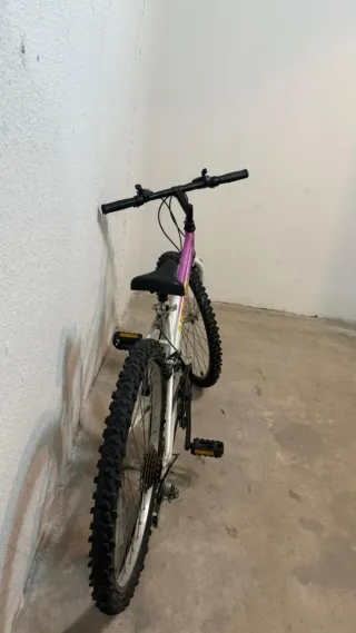 Bicicleta MNTOR blanca y morada