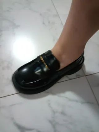 Zapatos negros de vestir.